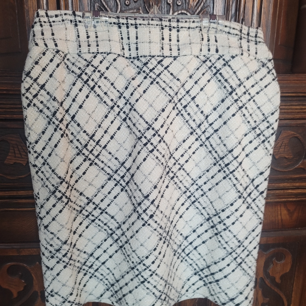 White house Black market skirt